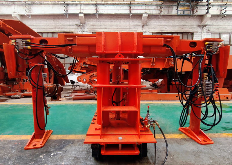 2025.04.18鄭雪 教瑞芬 順利完成門式超前液壓支架及配套運輸車設計與生產.jpg